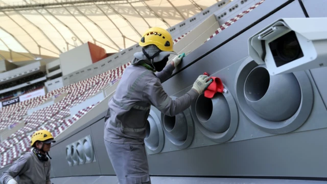 Trabalhadores no estádio Al Bayt no Catar