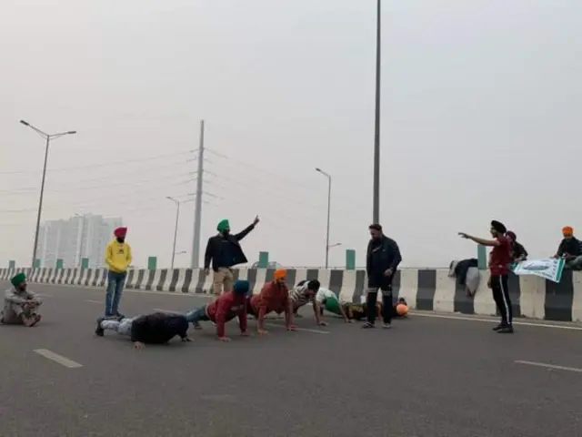थंडीचा मुकाबला देण्यासाठी शेतकरी रस्त्यामध्ये जोर-बैठका काढत आहेत.