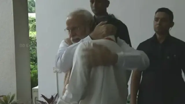 વડા પ્રધાન મોદીએ ઈસરો ચીફને સાંત્વના આપી હતી