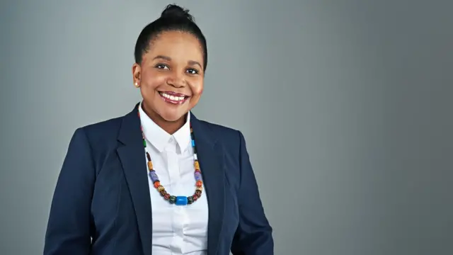 une femme habillée en tailleur