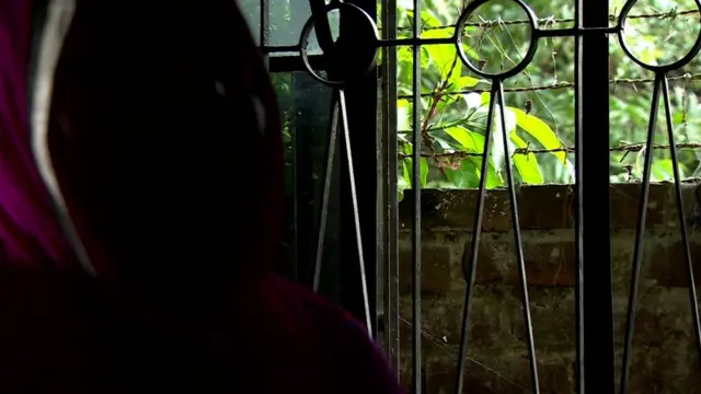 বিবিসিকে সাক্ষাৎকার দিচ্ছে এক রোহিঙ্গা নারী।