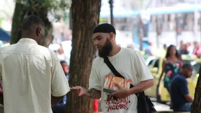 Muçulmano explicando religião para pedestre