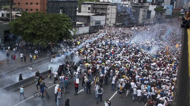 Manifestantes enfrentam polícia nas ruas