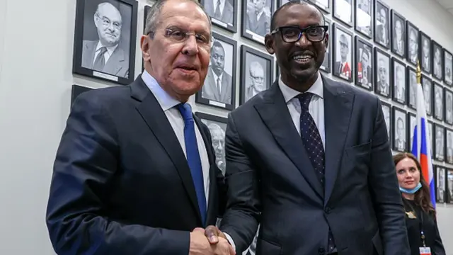 Le ministre russe des Affaires étrangères Sergueï Lavrov et le ministre malien des Affaires étrangères Abdoulaye Diop