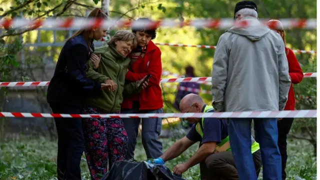 Жінка біля тіла її загиблої доньки