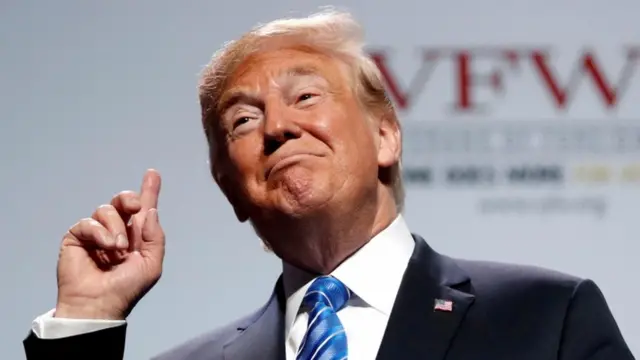 Donald Trump ayaa beeniyay in uu la seexday Ms McDougal