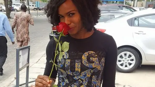 Red rose na flower wey popular wella on valentine day. And tori be say flower dey bring out emotion from people.