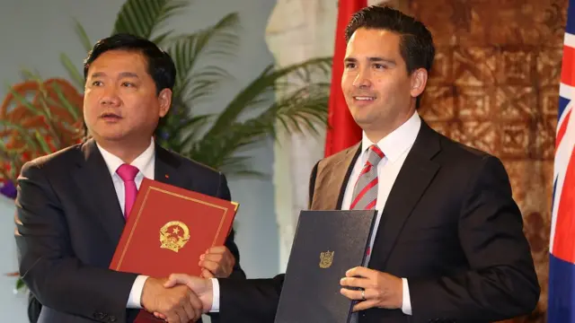 Đinh La Thăng ký kết hợp đồng với Bộ trưởng Giao thông New Zealand, Simon Bridges