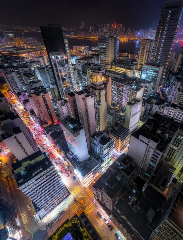 充满活力的市场和高低不平的公寓楼为我们讲述香港的另一个故事。