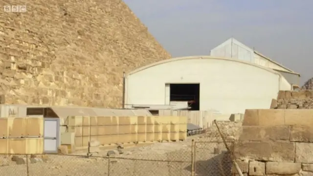 पिरामिड के बगल में बनाई गई लैब