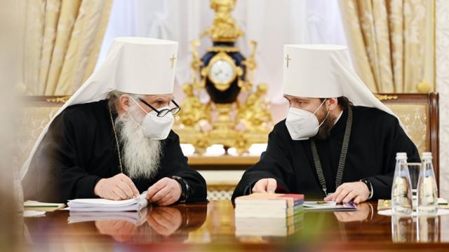 Священнослужители во время первого в 2021 году заседания Священного синода Русской православной церкви