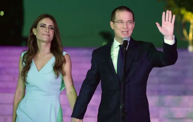 Ricardo Anaya y su esposa.