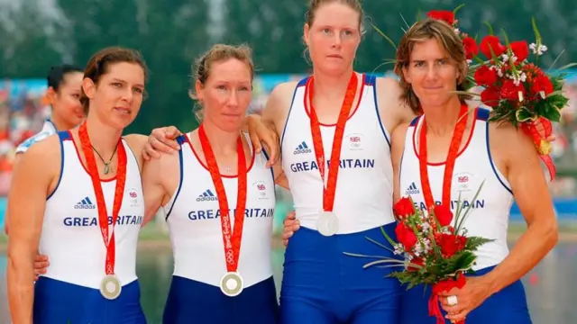 Annie Vernon, bên trái, sau khi đội của cô thua sát nút tại Olympic 2008 môn chèo thuyền. Nhưng Vernon, giống như những người khác trải nghiệm thất bại, đã biến nỗi đau thành chiến thắng