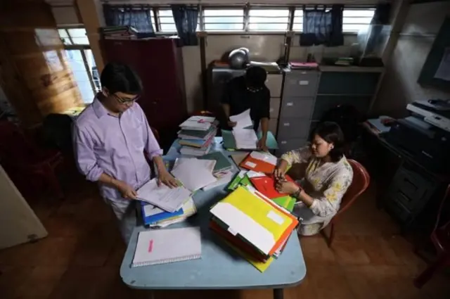 एक्स्ट्रा जुडिशियल विक्टिम फैमिली एसोसिएशन का कामकाज इंफाल में एक कमरे के ऑफिस से चलता है