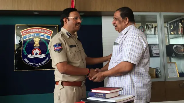 బాబూరావును ఓదారుస్తున్న సైబరాబాద్ పోలీసు కమిషనర్ సజ్జనార్