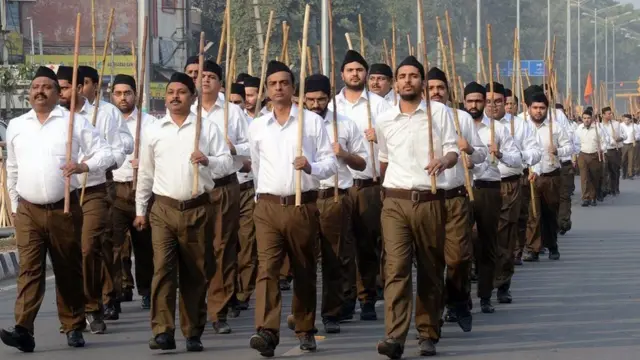 પથસંચલન કરતા સંઘના સ્વયંસેવક