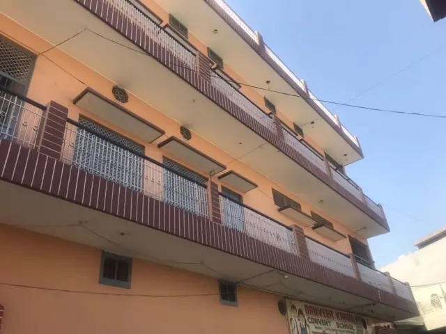 स्कूल की छत जहां से गिरकर छात्रा की मौत हुई