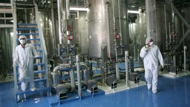 Técnicos iraníes en una instalación nuclear al sur de Teherán en 2005.