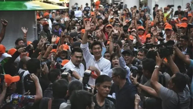 นายธนาธรและแกนนำพรรคอนาคตใหม่จัดการชุมนุม แฟลชม็อบ บริเวณสกายวอล์คหน้าห้างเอ็มบีเค เมื่อวันที่ 14 ธ.ค. ที่ผ่านมา