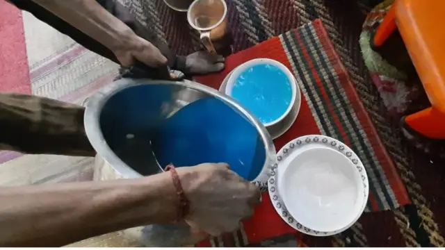 మట్టిలో బంగారం తీస్తారు