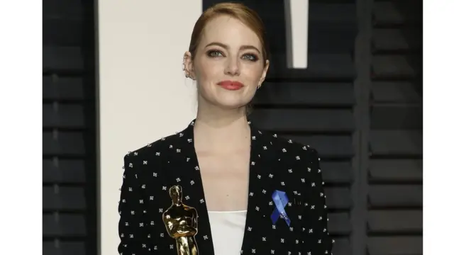 Ема Стоун зі стрічкою і своїм Оскаром