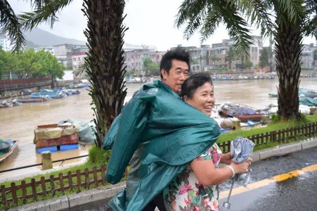 深圳鹽田港漁民颱風下出外檢視漁船（中新社圖片27/8/2017）