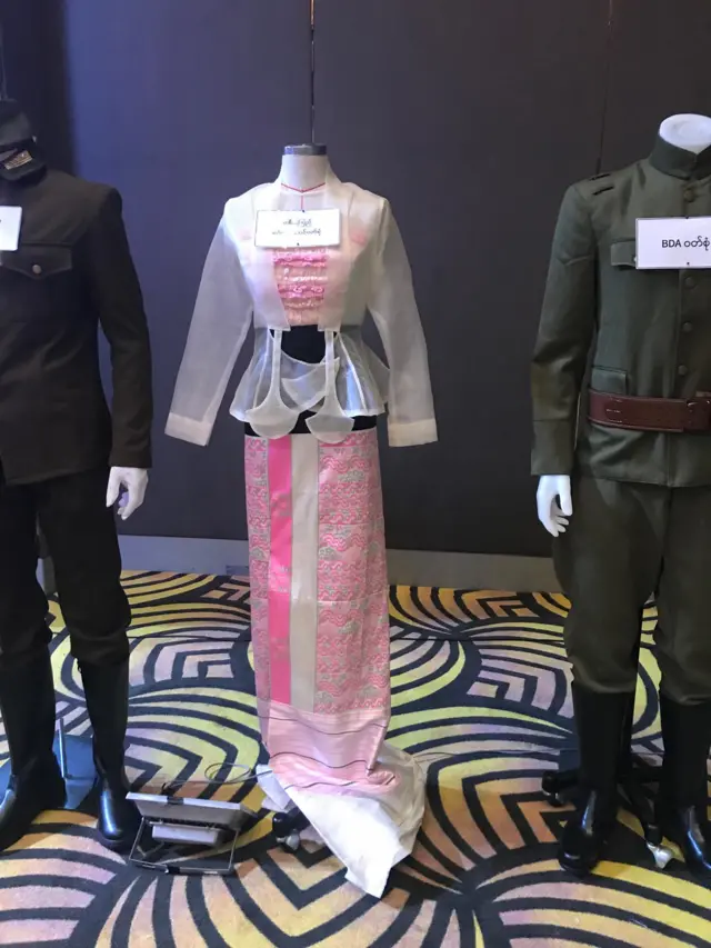 ဒေါ်ခင်ကြည်ရဲ့ မင်္ဂလာဝတ်စုံ