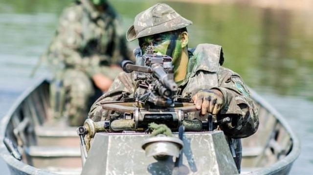 Militarcomo criar senha no galera betuniforme camuflado aponta rifle