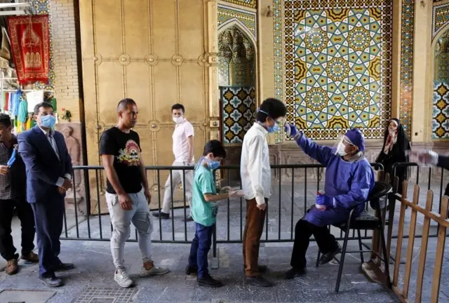 از هفته گذشته زیارتگاه‌ها در ایران با محدودیت ساعت بازگشایی شده است