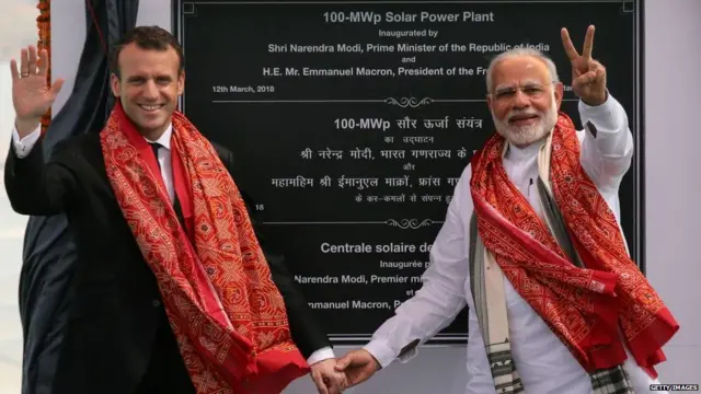 फ्रान्सचे राष्ट्राध्यक्ष इमॅन्युअल मॅक्रॉन यांच्यासोबत पंतप्रधान मोदी