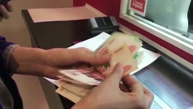 امراة تحصي المال