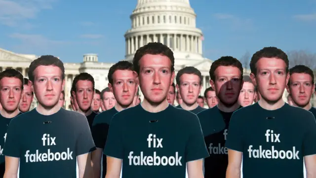 Суратда: Фейсбукда миллионлаб фейк аккаунтлар фаол бўлиб қолаётганига қарши Вашингтонда ўтказилган намойиш"
