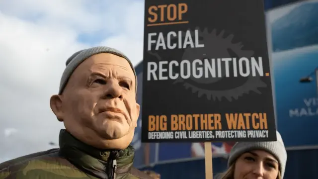 Muchos están en contra de que se despliegue esta tecnología por las calles.