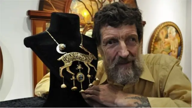 কিট উইলিয়ামস 'সোনার খরগোশ' নামের গুপ্তধন অনুসন্ধান ভিত্তিক একটি বই লিখেছিলেন, তবে তার রহস্য উদ্ধার করা সম্ভব হয়েছিল