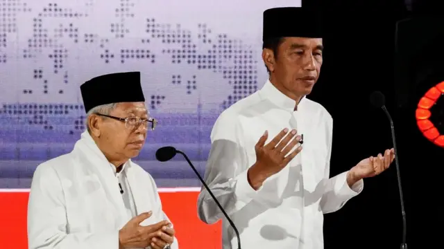 Presidential candidate Joko Widodo (R) and his vice Maruf Amin (L)