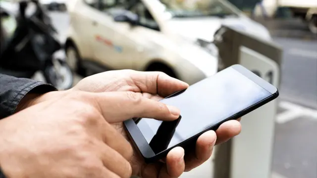 Un hombre opera un celular