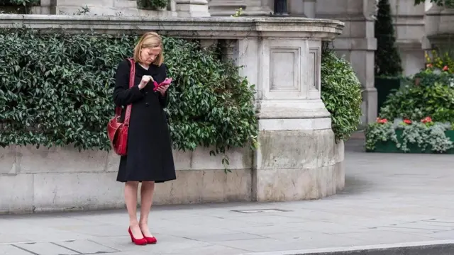 يبدو أن الوقت الذي نقضيه في استخدام هواتفنا الذكية يُحْدِثُ تغييرات في شكل جماجمنا