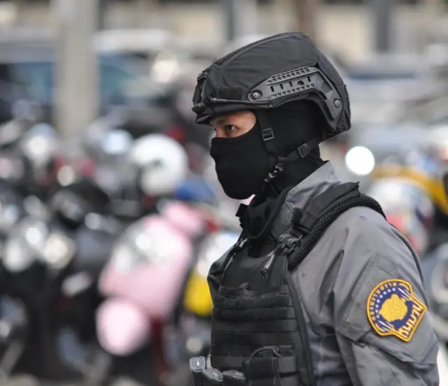 เจ้าหน้าที่ชุดปฏิบัติการพิเศษหนุมานในเครื่องแบบที่ติดตราสัญลักษณ์พระราชทาน