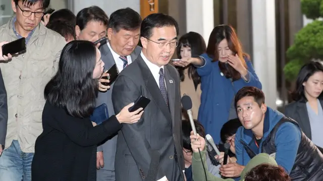 남북고위급회담 남측 수석대표인 조명균 통일부 장관이 15일 오전 판문점 남측 평화의 집에서 열리는 남북고위급회담을 위해 서울 종로구 삼청동 남북회담본부를 나서고 있다