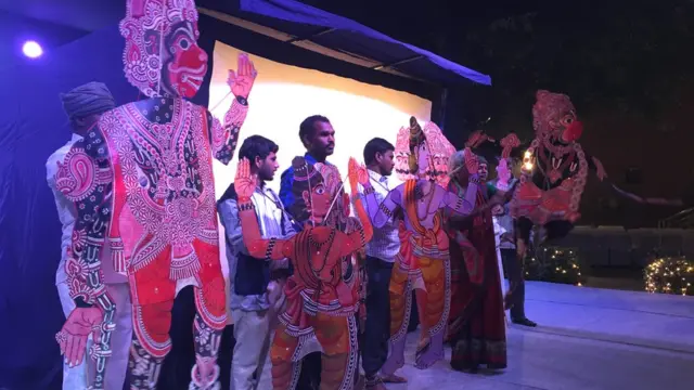 తోలుబొమ్మలతో కళాకారులు