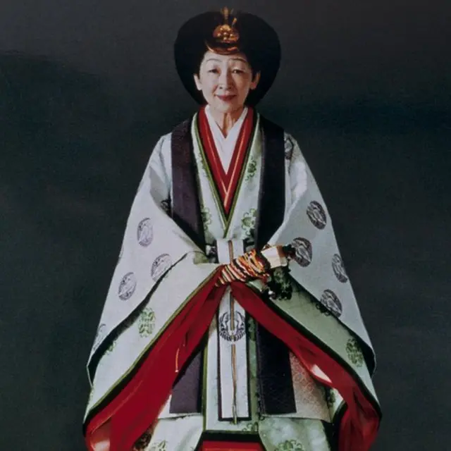 สมเด็จพระจักรพรรดินีมิจิโกะ ในฉลองพระองค์ 'จูนิฮิโตะ'