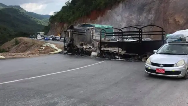 ကွတ်ခိုင် - မူဆယ်လမ်းပိုင်းက ရှုခင်းသာထဲမှာ ၁၂ ဘီးကားတစ်စီး မီးရှို့ခံခဲ့ရ