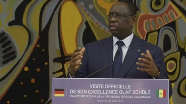 Le président Macky Sall accueillant le chancelier allemand Olaf Scholz, le dimanche 22 mai à Dakar