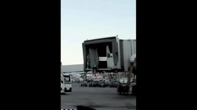 Biniş köprüsünün ucunda oturan adam.