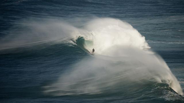Surfista pegando onda gigante em Nazaré