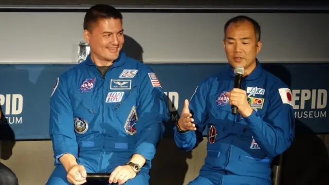 Kjell Lindgren (izq.) y Sochi Nougushi (der.)