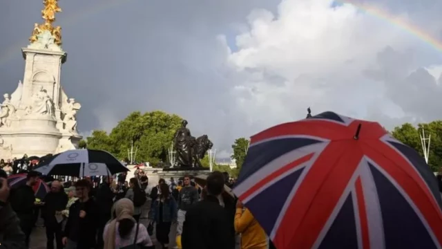 تجمعت حشود بالقرب من قصر باكنغهام قبل وقت قصير من إعلان وفاتها
