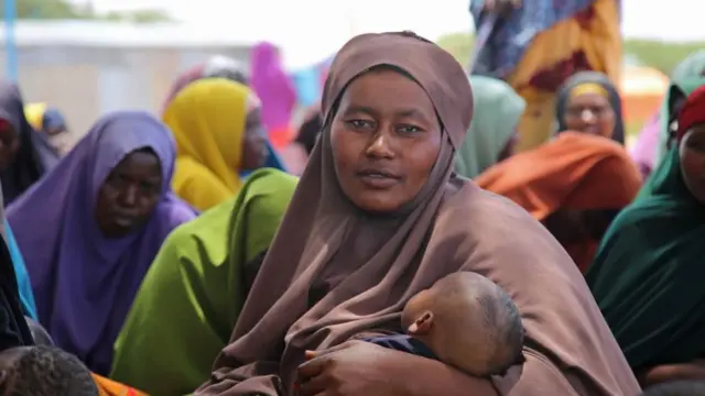 Bien trop souvent, les photos de femmes africaines les montrent sur le chemin du champ, allaitant des enfants devant des cases du village..., c'est le constat émis par Mathilde Lafarge.