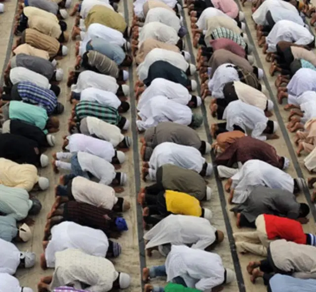 નમાઝ પઢતા લોકો