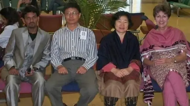 آئزک سیمسن ہسپتال کے عملے کے اراکین کے ہمراہ